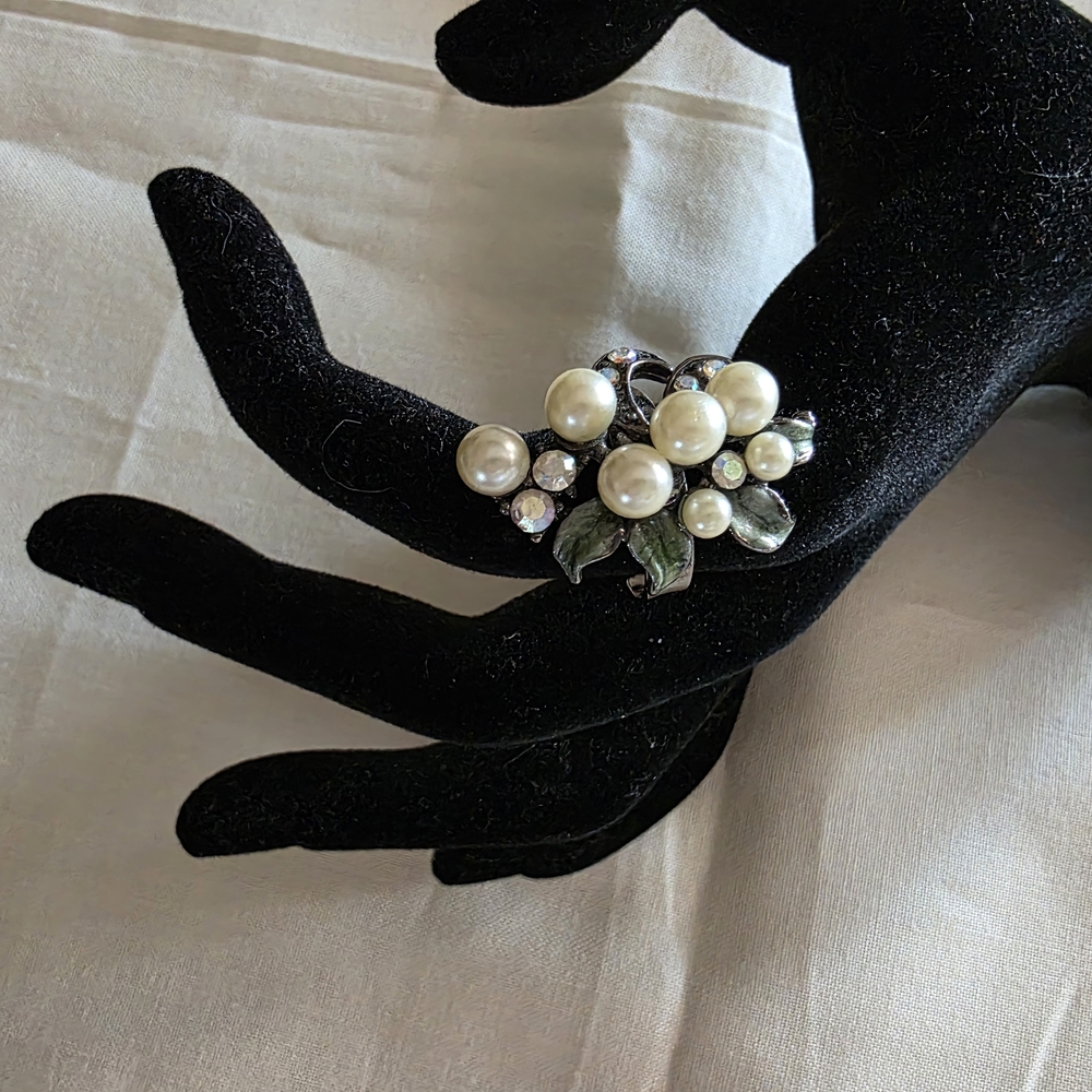 Elegant Pearl and Silver Leaf Ring.